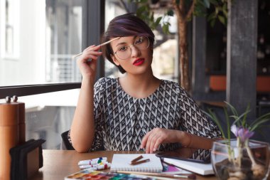 Güzel sanatçının masaya poz