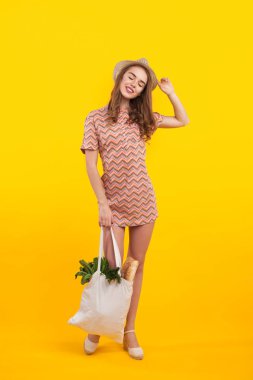 Bir çanta satın almaların büyüleyici kadın