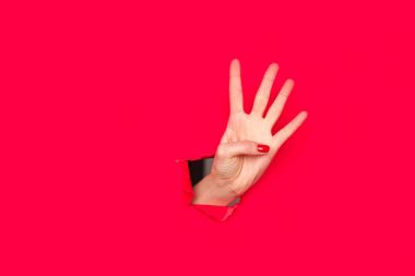 Kadın gösteren dört parmak