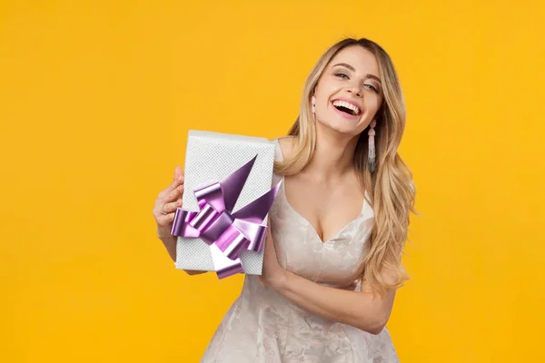 Donna ridente con scatola regalo — Foto Stock