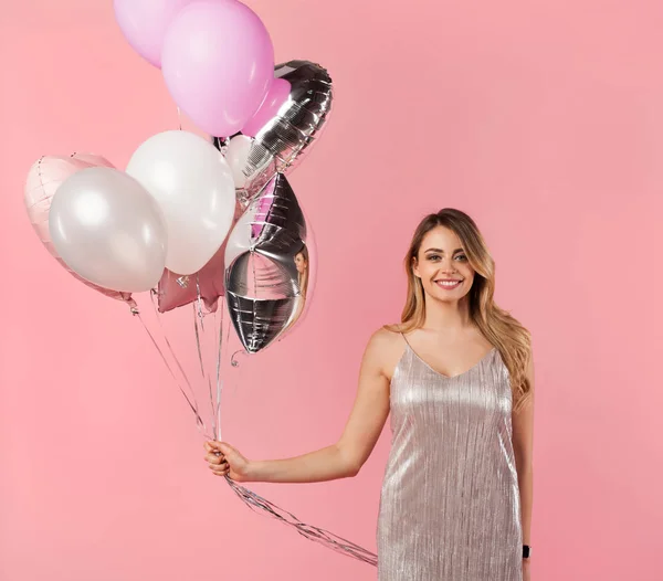 时尚女孩与气球飘上粉红色合影 — 图库照片