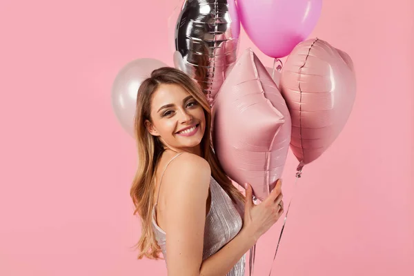 Atrakcyjna młoda kobieta stwarzających z balonów — Zdjęcie stockowe