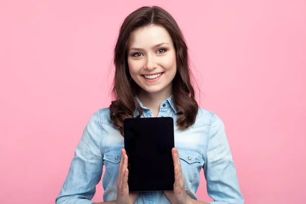 Menina sorridente mostrando tablet — Fotografia de Stock