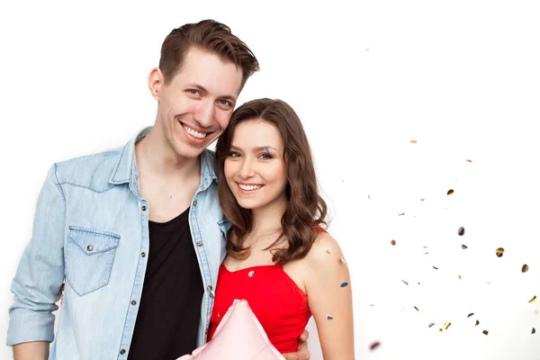Schönes Paar posiert im Konfetti — Stockfoto