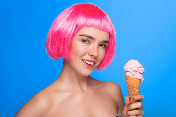 Model in wig posing with ice cream — Stock Photo, Image