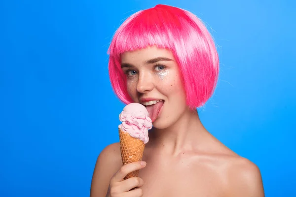 아이스크림 콘와 매력적인 모델 — 스톡 사진