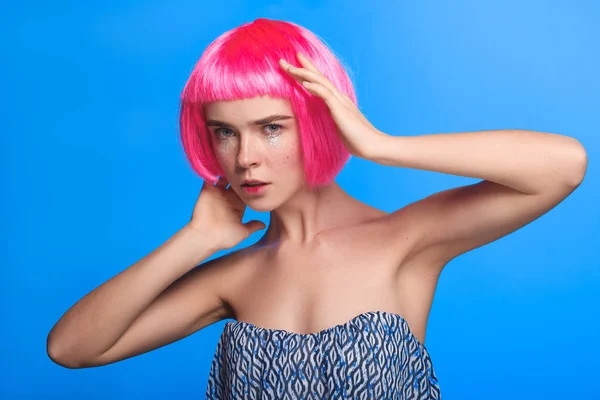 Молодая модель в розовом парике — стоковое фото