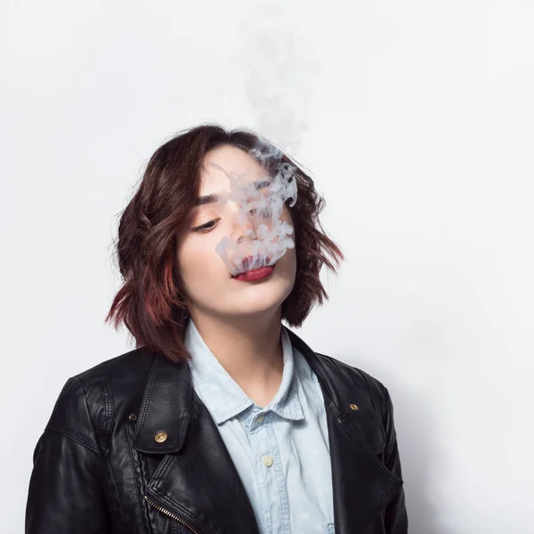 Cool chica soplando un humo — Foto de Stock