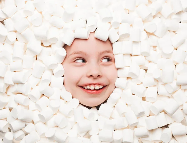 Izgatott gyermek édes marshmallows pózol — Stock Fotó