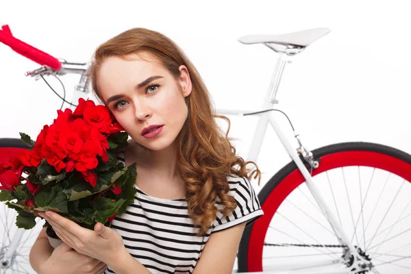 Menina romântica com flores — Fotografia de Stock