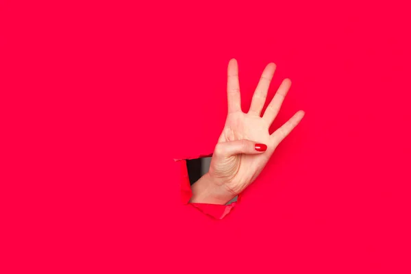 Mujer mostrando cuatro dedos — Foto de Stock
