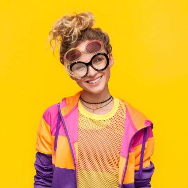 Saç topuz ile fiske vurmak gözlüklü kız