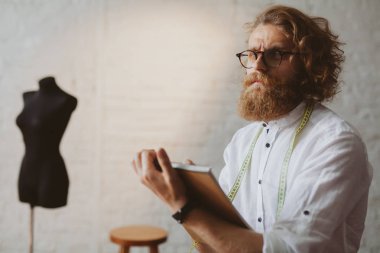 Sakallı adam kameraya seyir defter tutan.