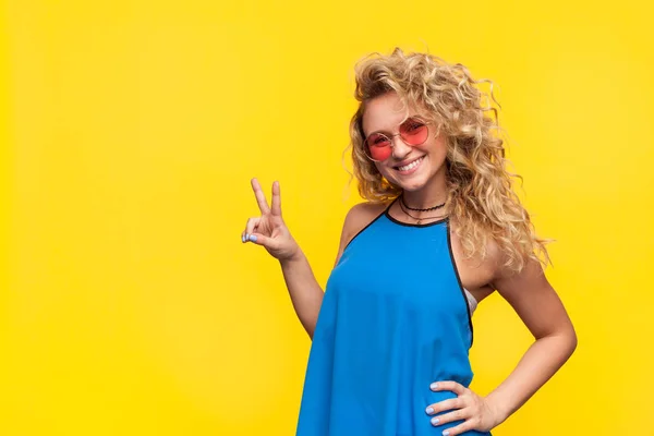 Menina alegre mostrando dois dedos — Fotografia de Stock