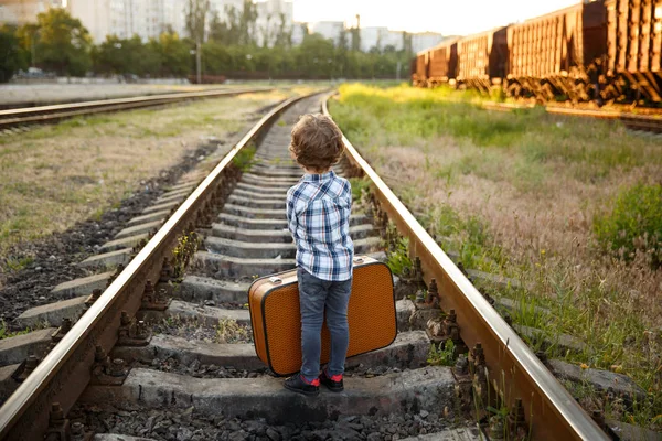 Bavul ayakta Demiryolları üzerinde taşıyan genç çocuk