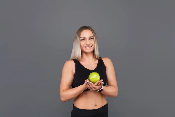 Mujer robusta sosteniendo manzana con las manos cruzadas —  Fotos de Stock