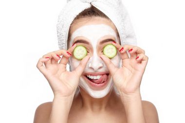 Eğleniyor maskesi temizlik kadın