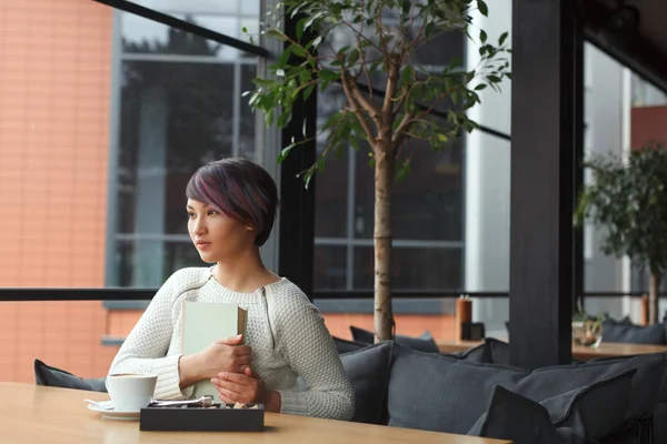 Ragazza con libro in caffè — Foto Stock