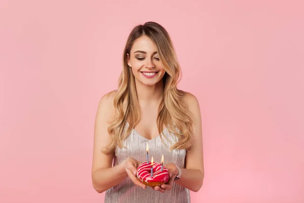 Ragazza allegra che tiene ciambella con candele — Foto Stock