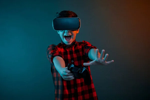 Expressive kid gaming in VR headset — Stock Photo, Image