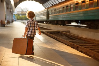 Tren istasyonu çantada taşıyan genç çocuk