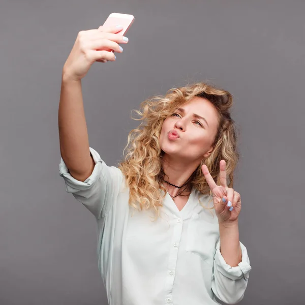 Menina na moda tomando selfie no estúdio — Fotografia de Stock