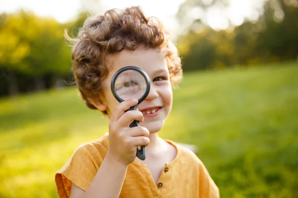 Vrolijke jongen met Vergrootglas — Stockfoto