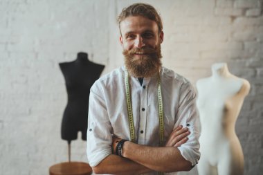 Neşeli terzi salonda poz