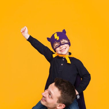 Babalar omuzlarında poz çocuk