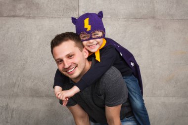 Neşeli oğul ve baba poz