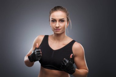 Sporcumuz gri arka plan üzerinde el hareketi