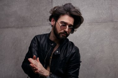 Yakışıklı şık erkek modeli
