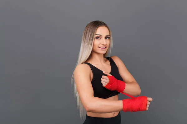 Charmante sportliche Frau im Boxring — Stockfoto