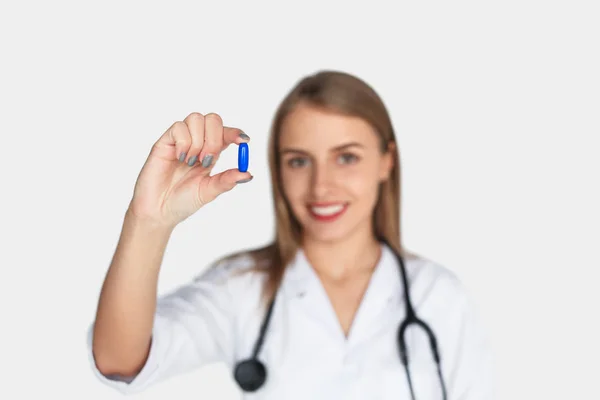 Doctor holding pill — Stock Photo, Image