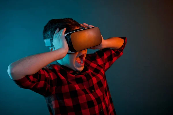 Испуганный ребенок в очках VR — стоковое фото