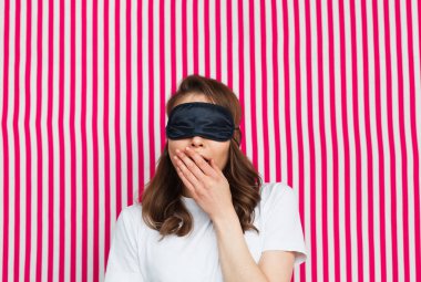 Kız giyiyor siyah uyku maskesi