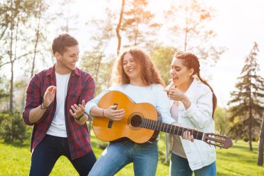 adam ve iki esmer kız 