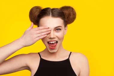 Kız kapsayan göz el ile.