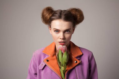 iki buns ile genç kadın