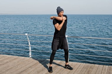 Adam siyah spor kıyafeti 