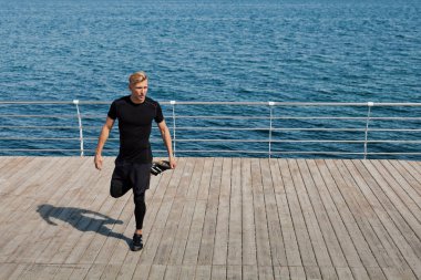 adam onun bacak germe