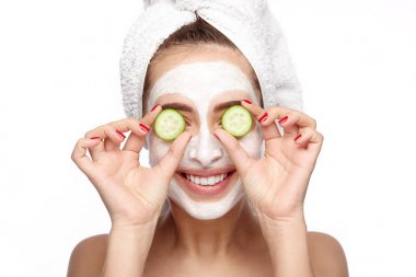 kadın başına havlu ile 