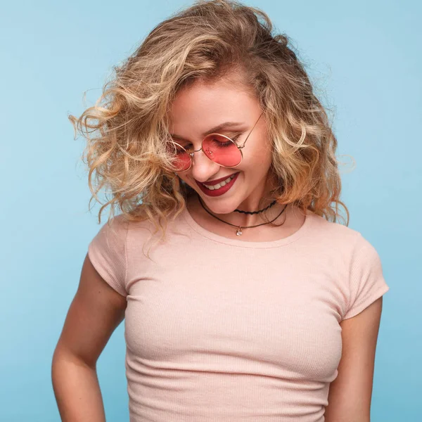 Curly woman in sunglasses — Stock Photo, Image
