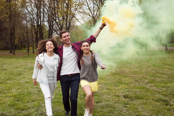 Twee meisjes lopen met man — Stockfoto