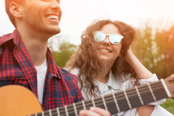 Facet z gitara i dziewczyna w okulary — Zdjęcie stockowe