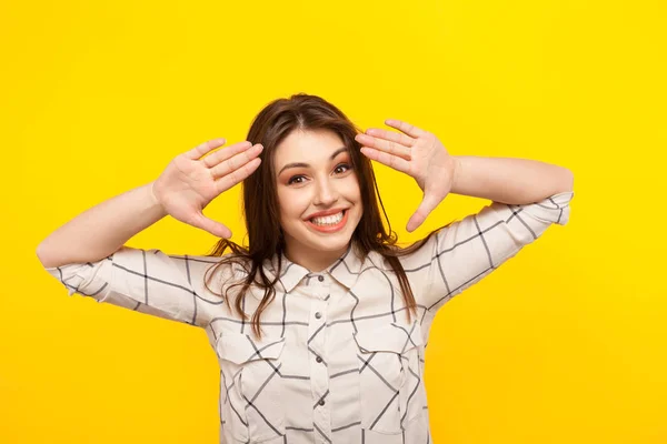 Jovem menina alegre na camisa — Fotografia de Stock