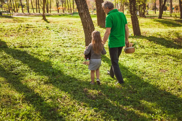 Dedesi kızla yürüyüş