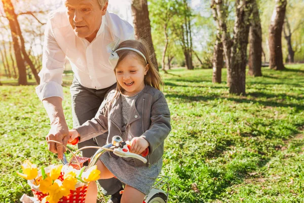 dedesi öğretim Bisiklete binmek için kız 