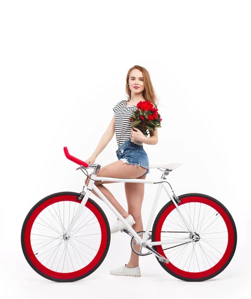 Encantadora menina segurando vaso de flores — Fotografia de Stock