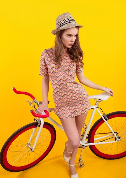 Kız retro bisiklet üzerinde